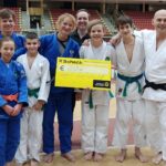 Spendenübergabe: 2222.22 € für die Everest Judo Schule